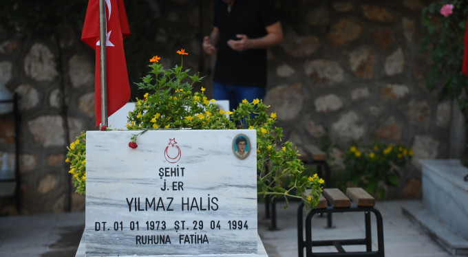 Bursa'da şehitliklerde buruk bayram