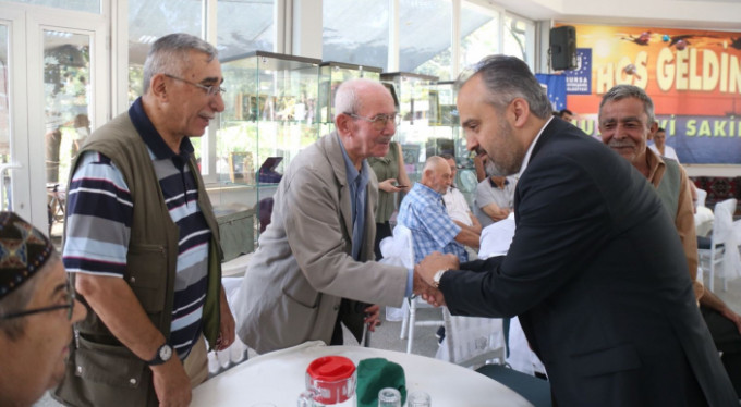 Başkan Aktaş huzurevinde gönülleri fethetti