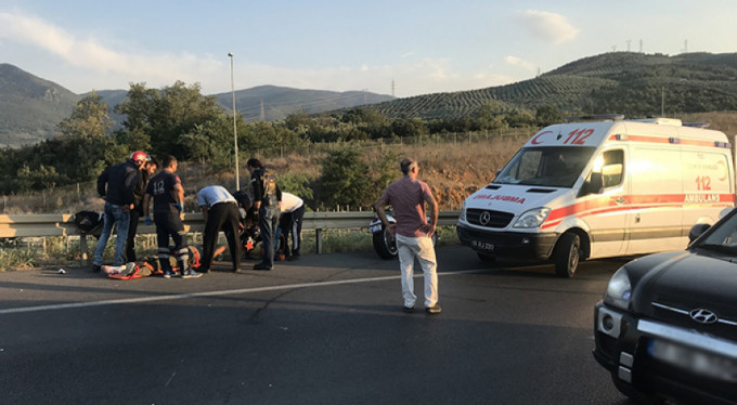 Lastiği patlayan motosiklet otomobile çarptı