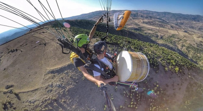 Bursalı paraşütçülerden ilginç hareket!