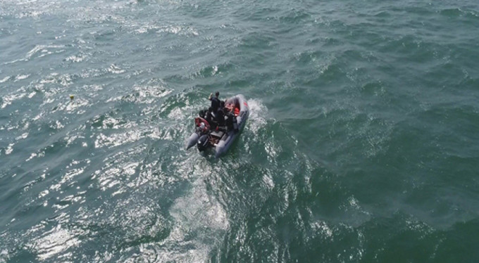 Denize düşen helikopterin tekerleği bulundu