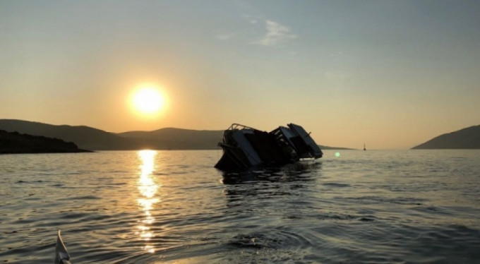 Tur teknesi karaya oturdu!