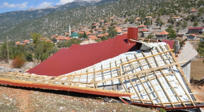 Hortum evin çatısını uçurdu!