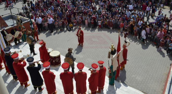 Bursa'da mehter marşıyla ders başı yaptılar!