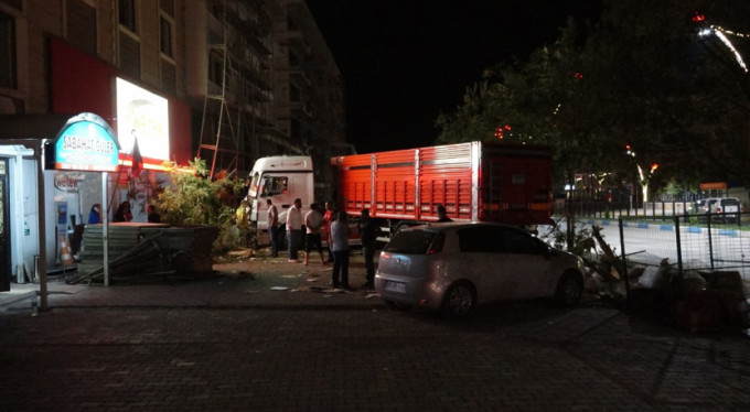 Tır, 7 aracı kullanılamaz hale getirdi