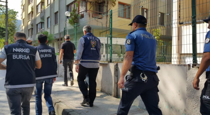 Polis abluka altına aldı!