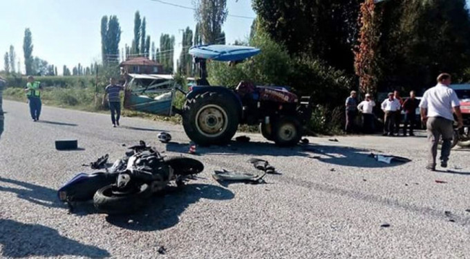 İzmir'de traktörle motosiklet çarpıştı: 1 ölü, 3 yaralı