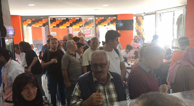 Bursa'da bedava börek izdihamı!