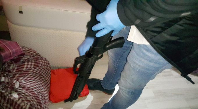 Zehir tacirleri uyuşturucuyu 30 bin liralık silahla koruyor