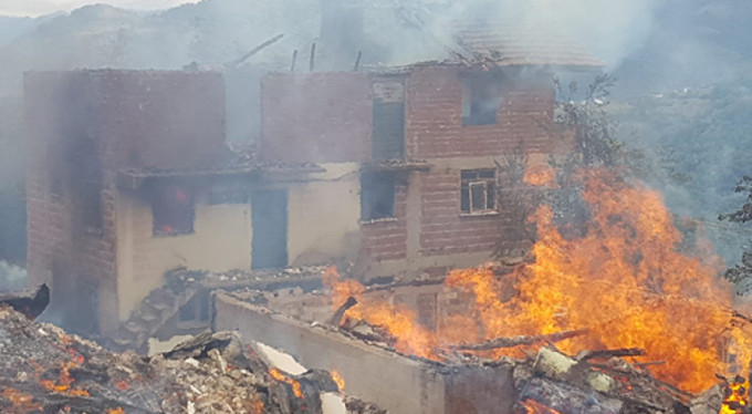Kastamonu'da köyde 8 ev yanıyor