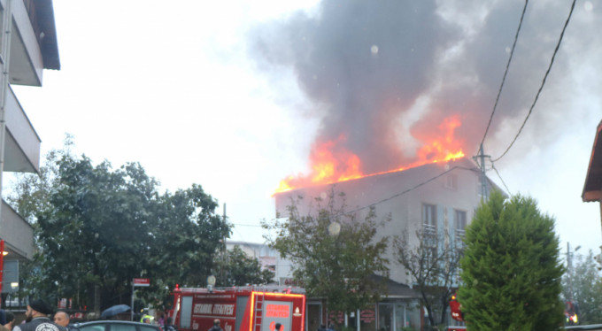 Yıldırımın düştüğü ev alev alev yandı!