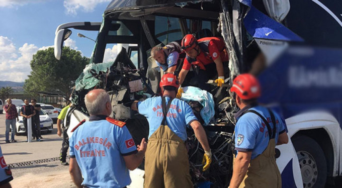 Yolcu otobüsü temizlik aracına çarptı: 1 ölü, 15 yaralı