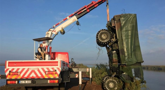 Askeri araç nehre devrildi: 5 yaralı