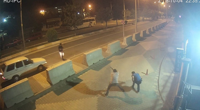 Polis merkezi önündeki çatışma kameralara yansıdı