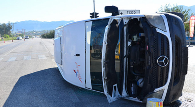 İşçileri taşıyan minibüs tırla çarpıştı: 8 yaralı