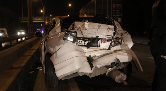 D100 Karayolu'nda halk otobüsü ile otomobil çarpıştı: 2'si çocuk 4 yaralı