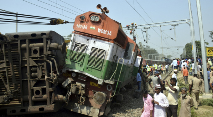 Hindistan'da tren kazası: 5 ölü, 30 yaralı