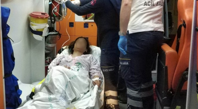 16 yaşındaki Iraklı kız kendini bıçakladı