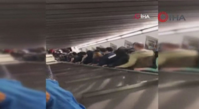 Roma-CSKA Moskova maçı öncesi yürüyen merdiven çöktü