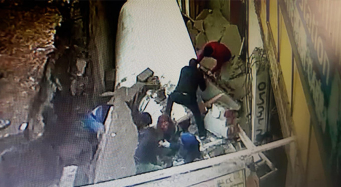 Çöken yol böyle yuttu