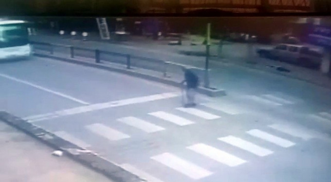 Yaşlı adamın feci ölümü kameraya yansıdı!