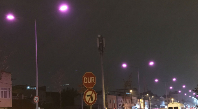 Bursa'da lambalar pembe yandı! İşte sebebi...