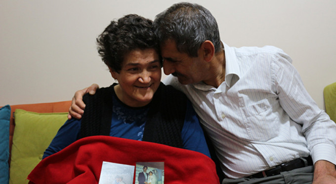 Felçli eşine 18 yıldır gözü gibi bakıyor