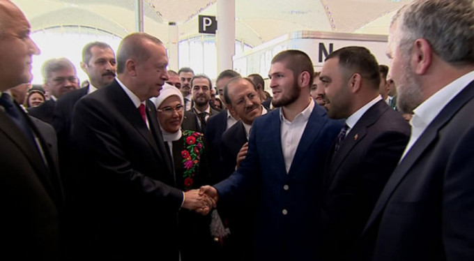 Tarihi açılışa ünlü akını!