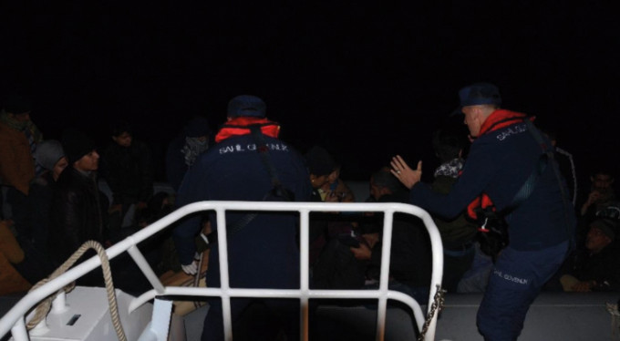 Kuşadası Körfezi'nde 17'si çocuk 37 kaçak göçmen yakalandı