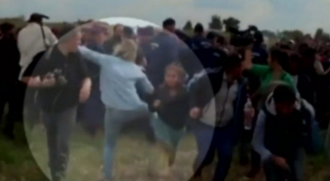 Mültecilere çelme takan Macar gazeteci beraat etti