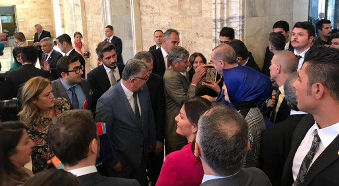 Allah yazan balı Erdoğan'na hediye etti