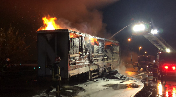 TEM'de karton yüklü tır alev alev yandı, trafik kilitlendi
