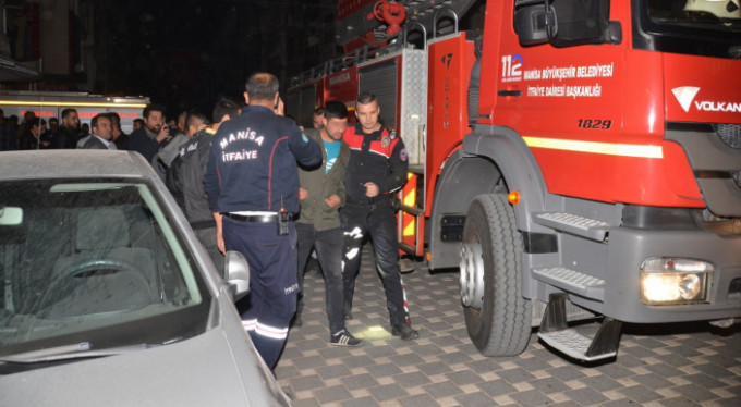 Bunalıma giren genç çatıya çıktı