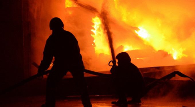 İstanbul Sultangazi'de ayakkabı fabrikasında yangın!