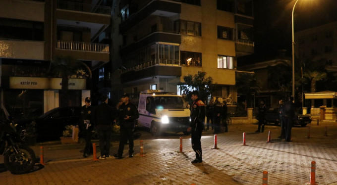 4. Kattan çarşafla inmeye çalışırken yere çakıldı!