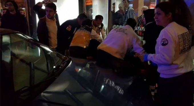 Kontrolden çıkan otomobil durağa daldı!