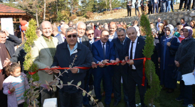 Başkan Tatlıoğlu Göktepe'de tapuları dağıttı