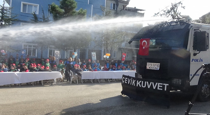 Çevik kuvvete eğlenceli baskın