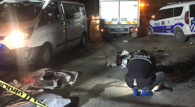 Motosiklet ile hafif ticari araç çarpıştı 2 ölü 1 yaralı!