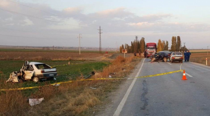 Otomobiller çarpıştı: 1 ölü, 4 yaralı