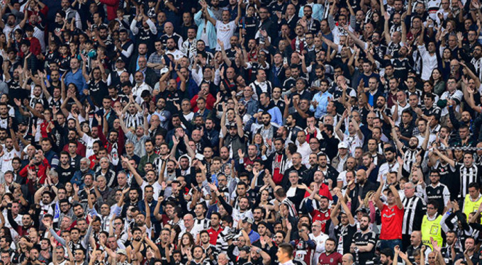 Beşiktaş tribünlerinden Fikret Orman'a tepki