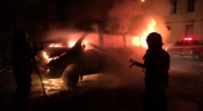 Servis aracı alevlere teslim oldu!