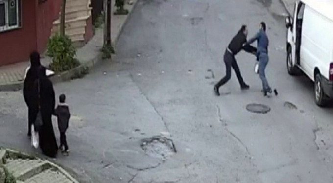 İstanbul Sultangazi'de bıçaklı yaralama kamerada