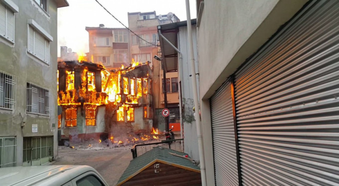 Kayhan'daki bina yangında böyle çöktü!