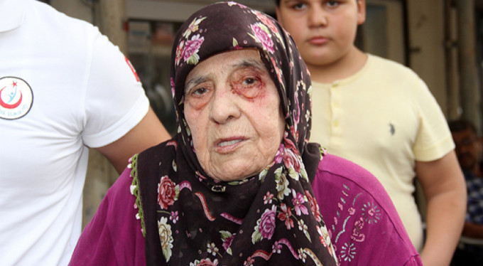 Ünlü şarkıcının kuzeni annesini darp etti!