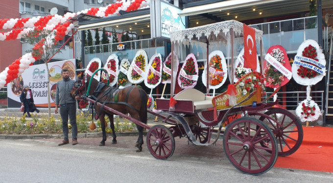 Bu kafeye müşteriler faytonla geliyor!