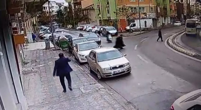 Motosiklet çarpan iki dikkatsiz kadın yere serildi