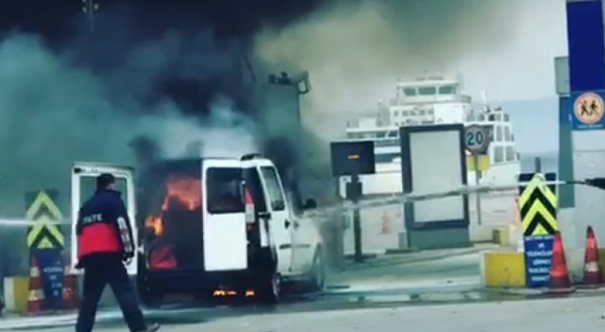 Feribot gişesinde yanan araç paniğe sebep oldu