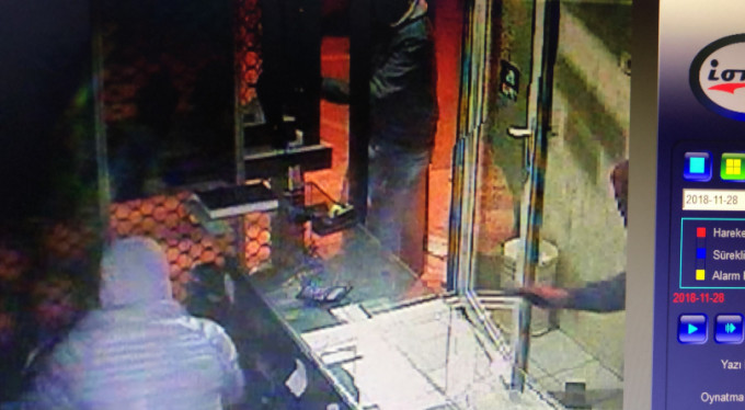 Beceriksiz hırsızlar kameraya yakalandı!
