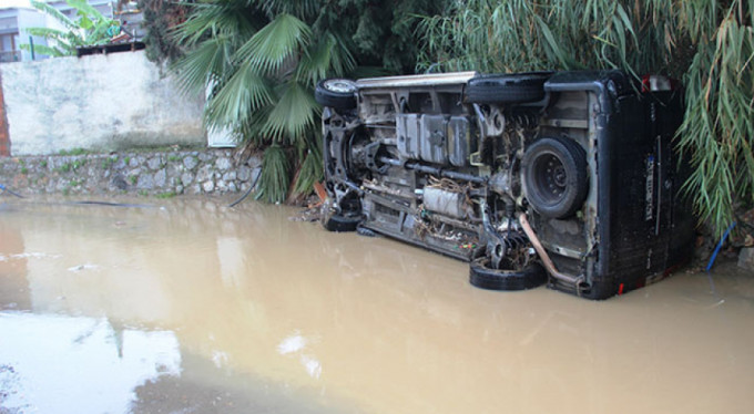 100 araç, 50 ev, 30 iş yeri sular altında kaldı